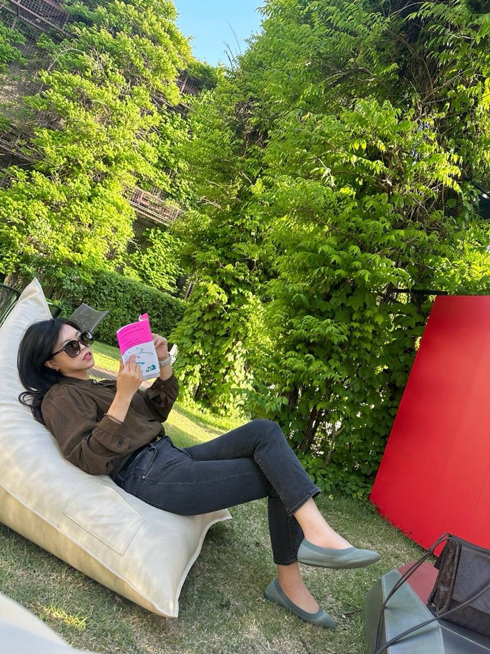 Dr soomin korean doctor reading books